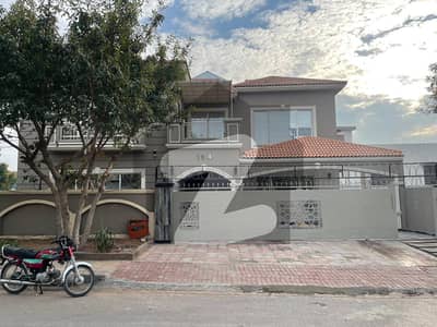 26 Marla Great Condition House With Lawn And Gas For Rent