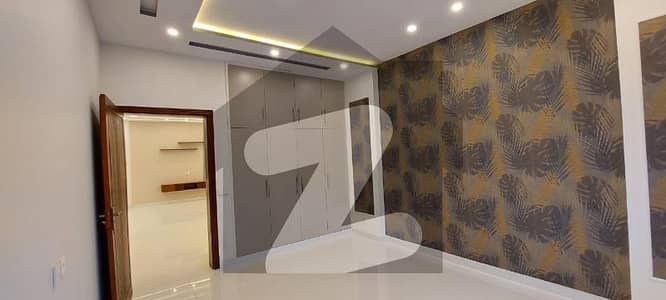 بحریہ ٹاؤن - اوورسیزبی بحریہ ٹاؤن اوورسیز انکلیو,بحریہ ٹاؤن,لاہور میں 5 کمروں کا 10 مرلہ مکان 1.25 لاکھ میں کرایہ پر دستیاب ہے۔