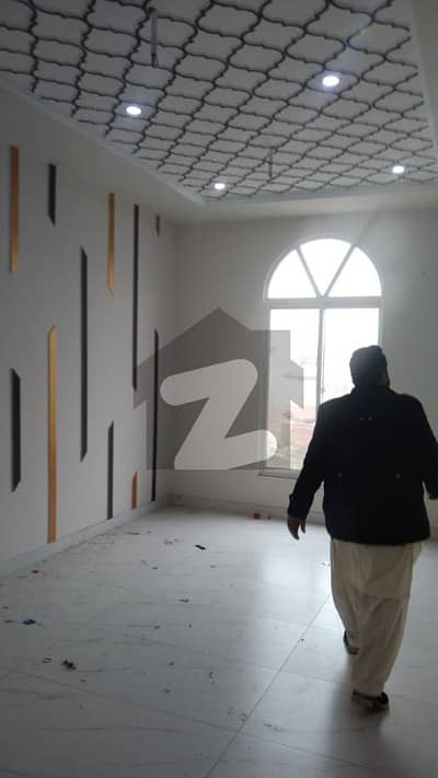 رشید آباد ملتان میں 5 کمروں کا 8 مرلہ مکان 65.0 ہزار میں کرایہ پر دستیاب ہے۔