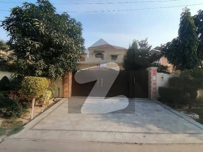 بش ایگزیکٹو ولاز ملتان میں 5 کمروں کا 1 کنال مکان 7.0 کروڑ میں برائے فروخت۔