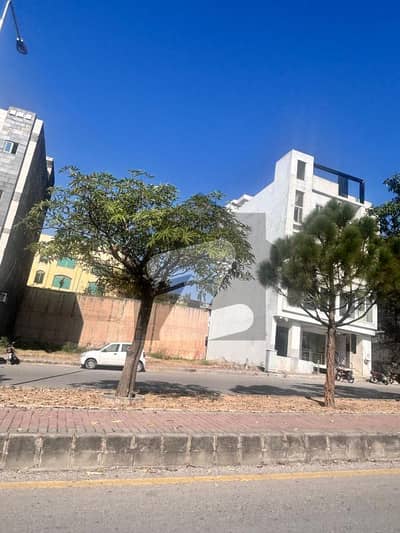 بحریہ ٹاؤن فیز 8 ۔ بلاک ای بحریہ ٹاؤن فیز 8,بحریہ ٹاؤن راولپنڈی,راولپنڈی میں 9 مرلہ کمرشل پلاٹ 7.6 کروڑ میں برائے فروخت۔