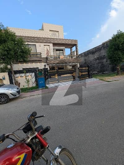 بحریہ آرچرڈ فیز 1 ۔ ایسٹزن بحریہ آرچرڈ فیز 1,بحریہ آرچرڈ,لاہور میں 5 کمروں کا 10 مرلہ مکان 3.85 کروڑ میں برائے فروخت۔