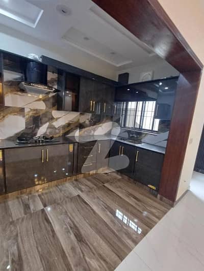 او پی ایف ہاؤسنگ سکیم لاہور میں 4 کمروں کا 10 مرلہ مکان 3.8 کروڑ میں برائے فروخت۔