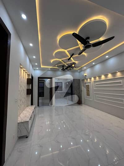 بحریہ ٹاؤن فیز 8 بحریہ ٹاؤن راولپنڈی,راولپنڈی میں 5 کمروں کا 7 مرلہ مکان 2.45 کروڑ میں برائے فروخت۔