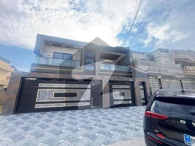 حیات آباد فیز 7 حیات آباد,پشاور میں 10 کمروں کا 10 مرلہ مکان 7.5 کروڑ میں برائے فروخت۔