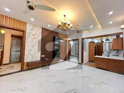 بحریہ ٹاؤن فیز 8 بحریہ ٹاؤن راولپنڈی,راولپنڈی میں 5 کمروں کا 7 مرلہ مکان 90.0 ہزار میں کرایہ پر دستیاب ہے۔