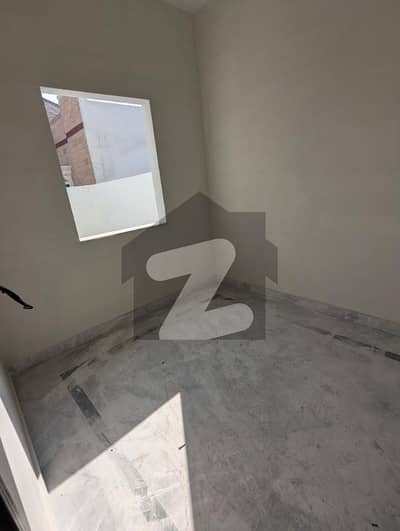 رضا ٹاؤن فیصل آباد میں 4 کمروں کا 7 مرلہ مکان 1.4 لاکھ میں کرایہ پر دستیاب ہے۔