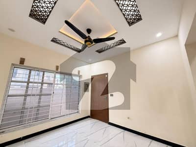 بحریہ ٹاؤن فیز 8 ۔ بلاک ایم بحریہ ٹاؤن فیز 8,بحریہ ٹاؤن راولپنڈی,راولپنڈی میں 4 کمروں کا 5 مرلہ مکان 1.95 کروڑ میں برائے فروخت۔