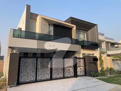 بحریہ ٹاؤن سیکٹر سی بحریہ ٹاؤن,لاہور میں 5 کمروں کا 1 کنال مکان 6.2 کروڑ میں برائے فروخت۔