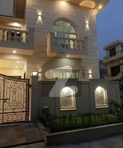 جی ۔ 11 اسلام آباد میں 5 کمروں کا 8 مرلہ مکان 8.75 کروڑ میں برائے فروخت۔