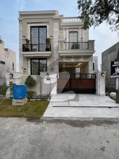 ڈی ایچ اے 9 ٹاؤن ڈیفنس (ڈی ایچ اے),لاہور میں 3 کمروں کا 5 مرلہ مکان 2.25 کروڑ میں برائے فروخت۔