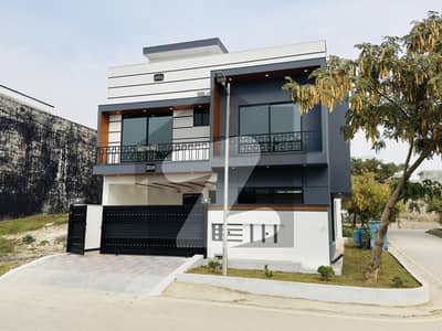 ایم پی سی ایچ ایس - بلاک سی ایم پی سی ایچ ایس ۔ ملٹی گارڈنز,بی ۔ 17,اسلام آباد میں 6 کمروں کا 8 مرلہ مکان 4.5 کروڑ میں برائے فروخت۔