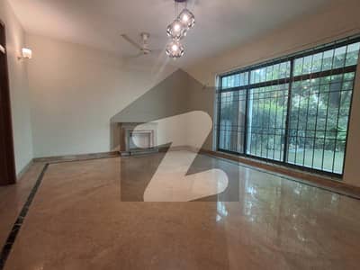 BEAUTIFUL TRIPLE STOREY HOUSE AVAILABLE FOR RENT IN F-11 ISLAMABAD