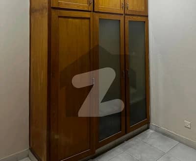 ماڈل ٹاؤن لاہور میں 3 کمروں کا 1 کنال بالائی پورشن 1.25 لاکھ میں کرایہ پر دستیاب ہے۔