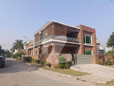 کینٹ جہلم میں 8 کمروں کا 14 مرلہ مکان 10.5 کروڑ میں برائے فروخت۔