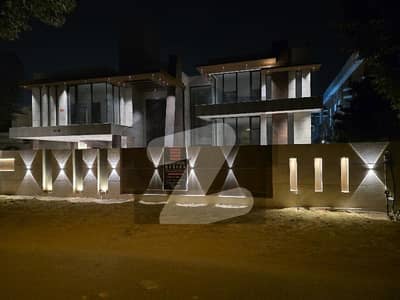 ڈی ایچ اے فیز 3 - بلاک ڈبلیو فیز 3,ڈیفنس (ڈی ایچ اے),لاہور میں 7 کمروں کا 2 کنال مکان 43.0 کروڑ میں برائے فروخت۔