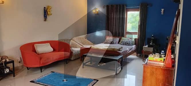 FURNISHED ROOM IN 1000 YARDS BUNGALOW FOR RENT WITH PARKING