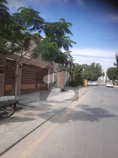 ڈی ایچ اے فیز 7 ڈی ایچ اے ڈیفینس,کراچی میں 5 کمروں کا 12 مرلہ مکان 9.3 کروڑ میں برائے فروخت۔