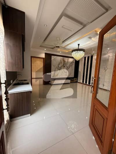 ڈی ایچ اے فیز 7 - بلاک ڈبلیو فیز 7,ڈیفنس (ڈی ایچ اے),لاہور میں 5 کمروں کا 1 کنال مکان 10.99 کروڑ میں برائے فروخت۔