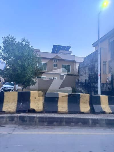 Prime 10 Marla Plot Available in Bahria Town Phase 8 Block C