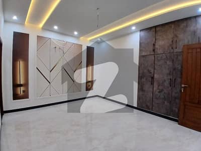 ایڈن ویلی فیصل آباد میں 5 کمروں کا 8 مرلہ مکان 4.5 کروڑ میں برائے فروخت۔