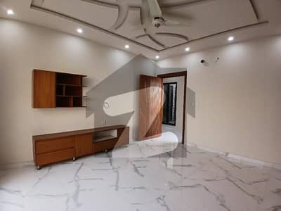 ایڈن ویلی فیصل آباد میں 5 کمروں کا 11 مرلہ مکان 6.5 کروڑ میں برائے فروخت۔