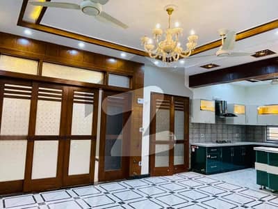 بحریہ ٹاؤن فیز 8 بحریہ ٹاؤن راولپنڈی,راولپنڈی میں 5 کمروں کا 7 مرلہ مکان 2.65 کروڑ میں برائے فروخت۔