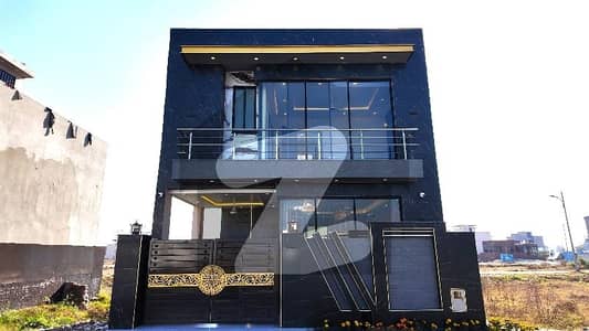 ڈی ایچ اے فیز 8 - بلاک زیڈ 6 ڈی ایچ اے فیز 8,ڈیفنس (ڈی ایچ اے),لاہور میں 3 کمروں کا 5 مرلہ مکان 2.7 کروڑ میں برائے فروخت۔