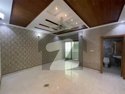 عسکری 11 ۔ سیکٹر بی عسکری 11,عسکری,لاہور میں 3 کمروں کا 10 مرلہ فلیٹ 1.4 لاکھ میں کرایہ پر دستیاب ہے۔