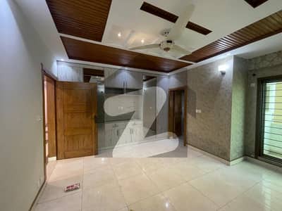 عسکری 11 ۔ سیکٹر بی عسکری 11,عسکری,لاہور میں 3 کمروں کا 10 مرلہ فلیٹ 1.2 لاکھ میں کرایہ پر دستیاب ہے۔