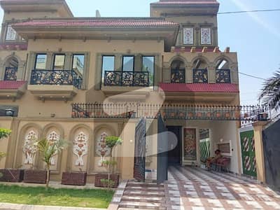 جوہر ٹاؤن لاہور میں 5 کمروں کا 5 مرلہ مکان 5.0 کروڑ میں برائے فروخت۔