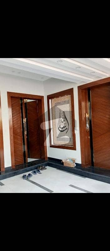 بحریہ ٹاؤن فیز 7 بحریہ ٹاؤن راولپنڈی,راولپنڈی میں 5 کمروں کا 10 مرلہ مکان 3.8 کروڑ میں برائے فروخت۔