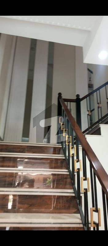 بحریہ ٹاؤن فیز 7 بحریہ ٹاؤن راولپنڈی,راولپنڈی میں 5 کمروں کا 10 مرلہ مکان 4.5 کروڑ میں برائے فروخت۔