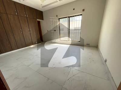 ایف ۔ 6 اسلام آباد میں 4 کمروں کا 1 کنال مکان 9.0 لاکھ میں کرایہ پر دستیاب ہے۔