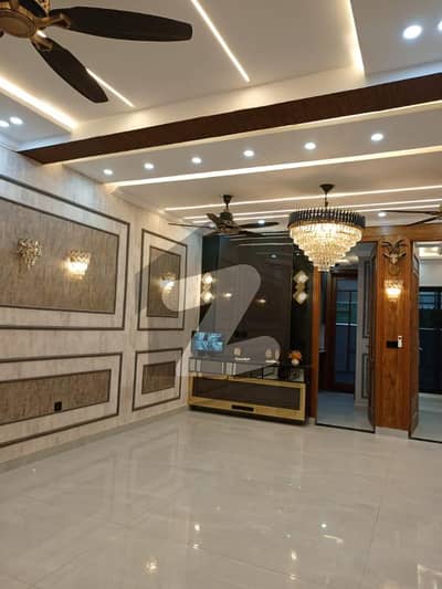 پارک ویو سٹی لاہور میں 5 کمروں کا 10 مرلہ مکان 1.3 لاکھ میں کرایہ پر دستیاب ہے۔