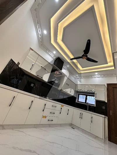 فارمانئیٹس ہاؤسنگ سکیم ۔ بلاک این فارمانئیٹس ہاؤسنگ سکیم,لاہور میں 5 کمروں کا 10 مرلہ مکان 1.12 لاکھ میں کرایہ پر دستیاب ہے۔