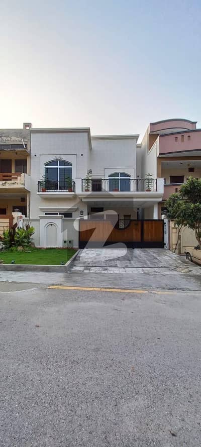 ڈی ۔ 12 اسلام آباد میں 5 کمروں کا 8 مرلہ مکان 8.75 کروڑ میں برائے فروخت۔