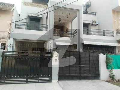 علامہ اقبال ٹاؤن ۔ بدر بلاک علامہ اقبال ٹاؤن,لاہور میں 6 کمروں کا 10 مرلہ مکان 6.5 کروڑ میں برائے فروخت۔