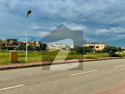 22 Marla Plot Mazay DHA k aur Qeemat Adhi