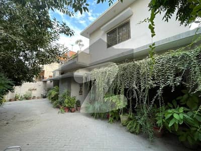 پی ای سی ایچ ایس بلاک 6 پی ای سی ایچ ایس,جمشید ٹاؤن,کراچی میں 5 کمروں کا 1 کنال مکان 9.75 کروڑ میں برائے فروخت۔