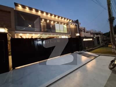 ابدالینزکوآپریٹو ہاؤسنگ سوسائٹی لاہور میں 5 کمروں کا 1 کنال مکان 9.8 کروڑ میں برائے فروخت۔