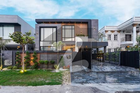 FACING PARK 1 KANAL ELEGANT AND FULLY MAINTAINED SUPER HOT LOCATED BUNGALOW HOUSE AVAILABLE DHA PHASE 4 LAHORE. 100% ORIGINAL AD. .