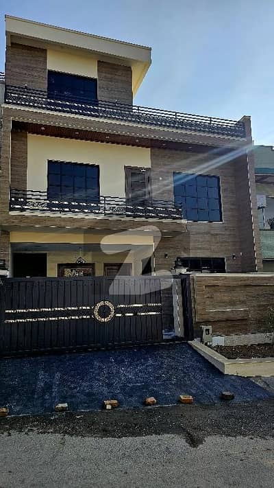 جی ۔ 13 اسلام آباد میں 5 کمروں کا 7 مرلہ مکان 6.9 کروڑ میں برائے فروخت۔