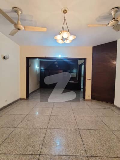 جوہر ٹاؤن لاہور میں 4 کمروں کا 12 مرلہ مکان 1.5 لاکھ میں کرایہ پر دستیاب ہے۔