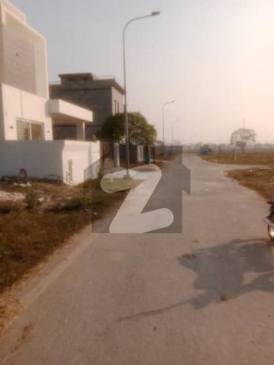 ڈی ایچ اے فیز 8 - بلاک وائے فیز 8,ڈیفنس (ڈی ایچ اے),لاہور میں 8 مرلہ رہائشی پلاٹ 1.55 کروڑ میں برائے فروخت۔