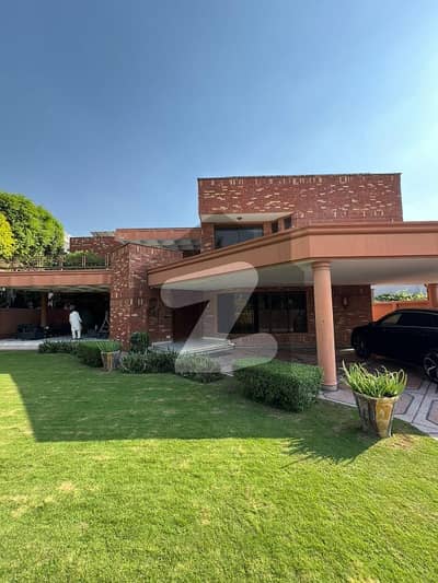 02 KANAL BEAUTIFUL OWNER BUILD SOLID CONSTRUCTION BEAUTIFUL HOUSE FOR SALE IN DHA PHASE 3.