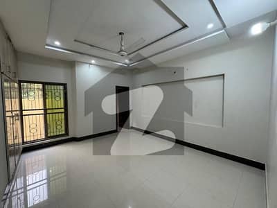 بحریہ ٹاؤن لاہور میں 5 کمروں کا 10 مرلہ مکان 1.3 لاکھ میں کرایہ پر دستیاب ہے۔