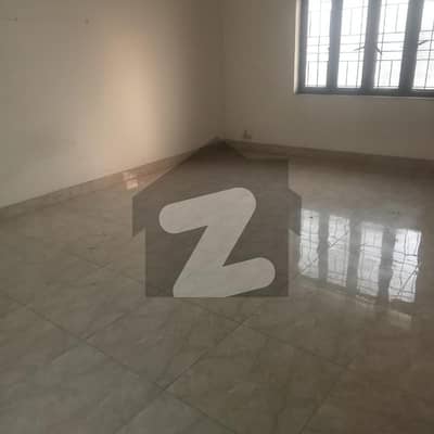 جوہر ٹاؤن لاہور میں 3 کمروں کا 1 کنال بالائی پورشن 90.0 ہزار میں کرایہ پر دستیاب ہے۔