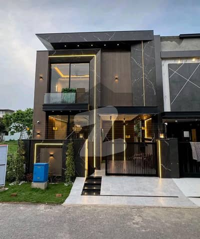 ڈی ایچ اے 9 ٹاؤن ڈیفنس (ڈی ایچ اے),لاہور میں 3 کمروں کا 5 مرلہ مکان 2.2 کروڑ میں برائے فروخت۔