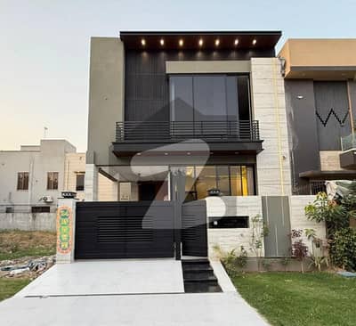 ڈی ایچ اے 9 ٹاؤن ڈیفنس (ڈی ایچ اے),لاہور میں 3 کمروں کا 5 مرلہ مکان 2.5 کروڑ میں برائے فروخت۔